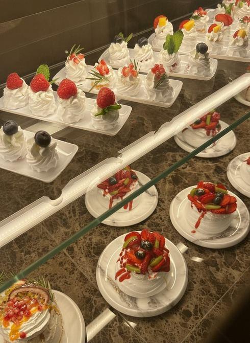 Rows of plated pavlovas ready to serve